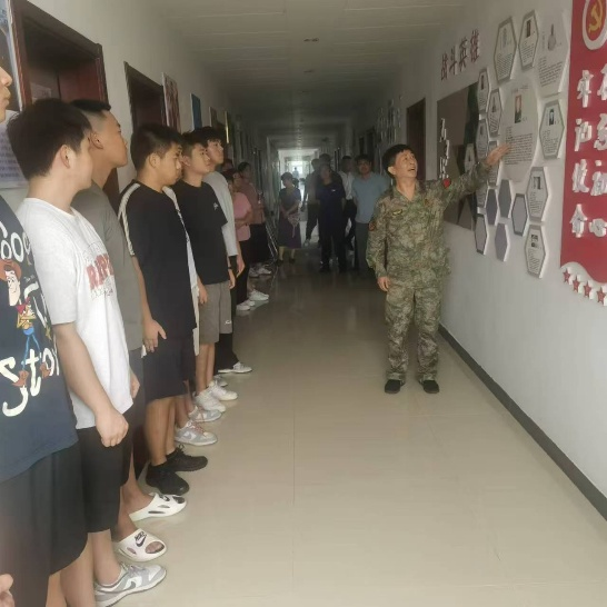 熊志中（右）向应征青年宣讲方立功的故事