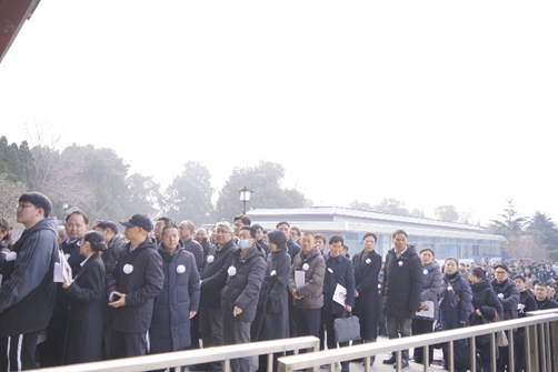 前来告別周将军的人流