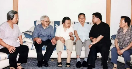 秦敏群（右二）访问侵华日军南京大屠杀幸存者