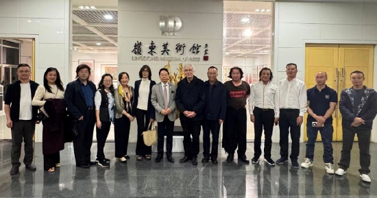 萧晖荣教授伉俪、李鸿钊局长、姚泽建主席陪同雷米·艾融教授一行在广东省岭东美术馆留影