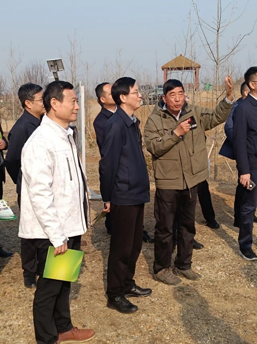 徐必久（中）副局长在公园考察 （资料图片）