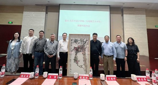 翟优捐赠书画作品《硕果》并与校长、院领导以及到场嘉宾合影
