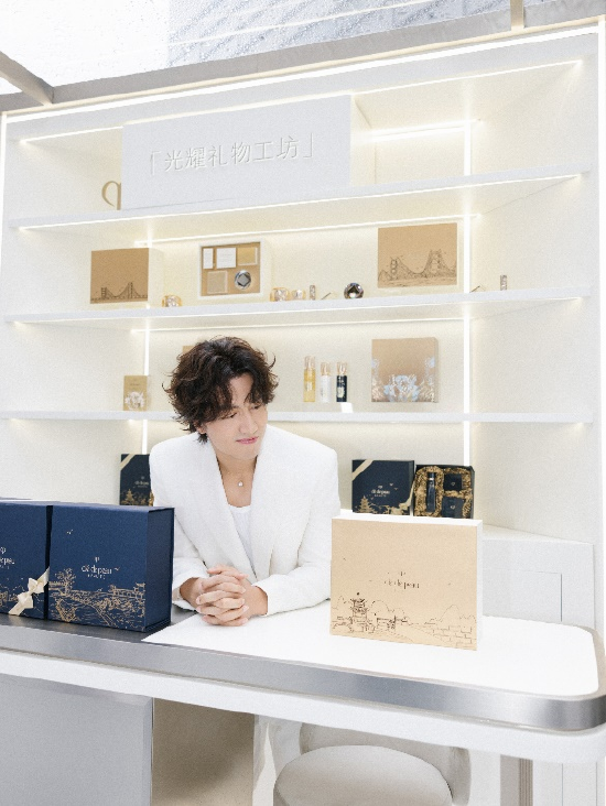 言承旭表示自己与cpb肌肤之钥结缘已久,无论是在辗转忙碌的工作行程中