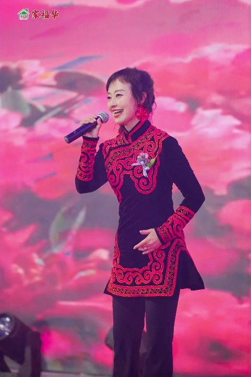 歌唱家曲比阿乌演唱《情深意长》