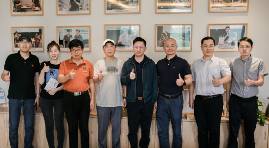 沈念(右四)与到场的嘉宾留影
