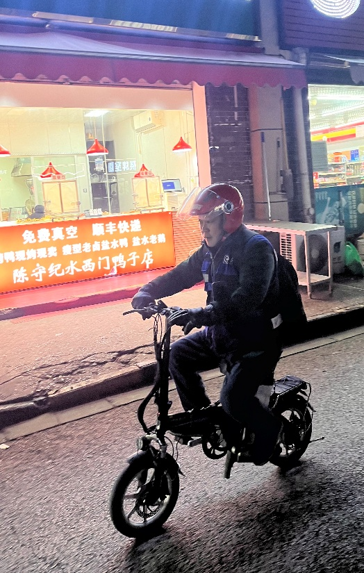 现实中的尹从志奔波在街头巷尾 范素丽/摄