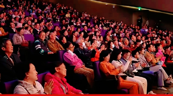 演出现场笑声如潮