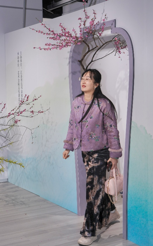 女书家步入现场