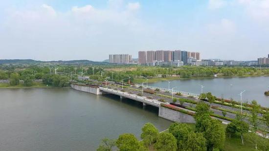 还筑有人工湖泊东吉湖.多条天然河道贯穿其中,东临