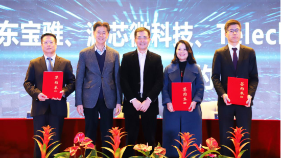 图为签约仪式(左起)山东宝雅总裁王向银,山东宝雅董事长张建农,润和