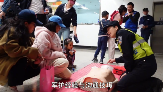 民警向地铁乘客讲授急救技能要领