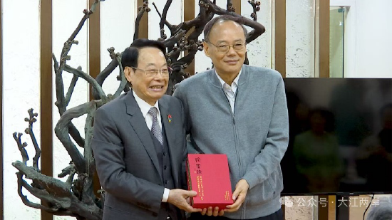 萧晖荣教授赠书周和平