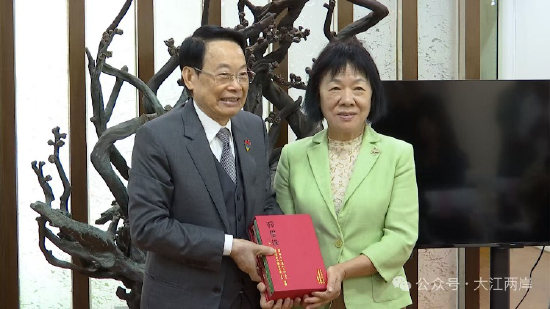 萧晖荣教授赠书顾汉萍