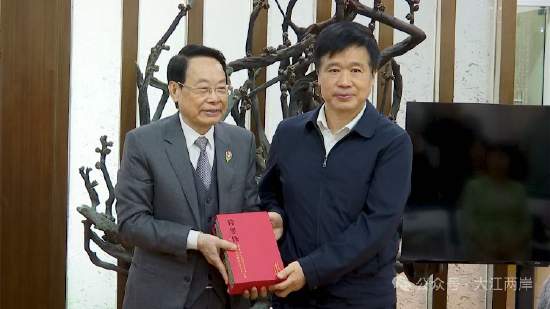 萧晖荣教授赠书何超