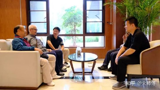 (第三届思享会休息时间和李学友老师(左中)在一起)