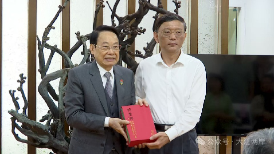 萧晖荣教授赠书潘漫