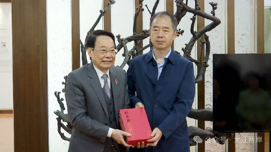 萧晖荣教授赠书陈俊峰