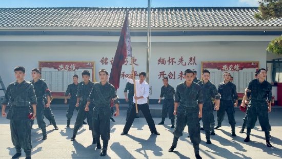 大地即舞台，师生表演