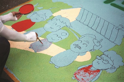 “绘画达人”在画车位