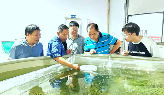 梁旭方教授在养殖车间做技术指导