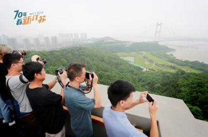 网络大V登上望江楼远眺长江两岸