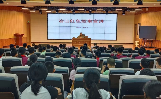 熊志中在冶山中学宣讲桂子山战斗故事