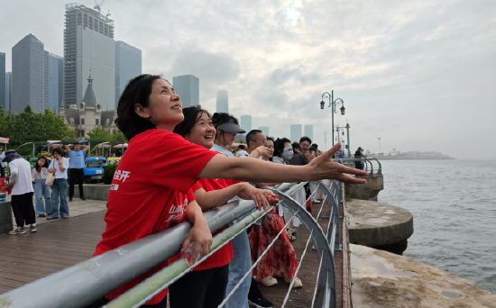 江苏球迷海边畅游