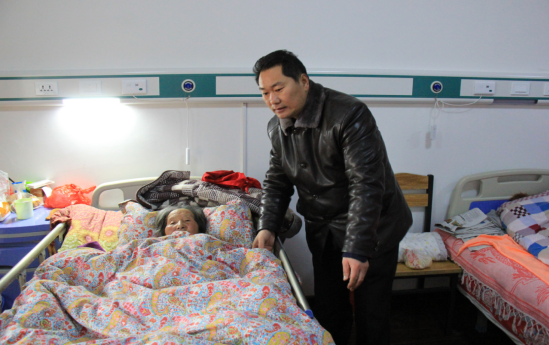 东海张长华百件大衣温暖抗疫卡口