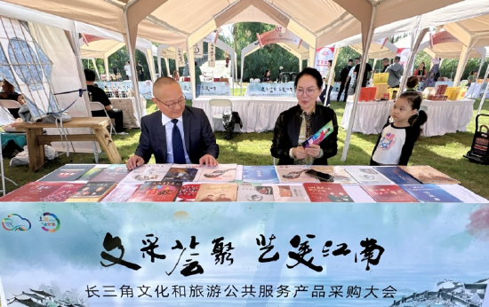 “倪夏班”艺术总监耿伟华(右)在“文采会”展台