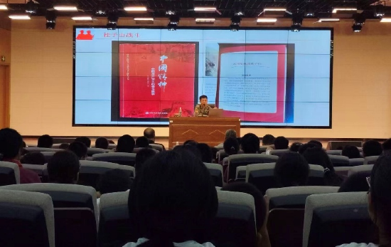 熊志中在冶山中学宣讲桂子山战斗故事
