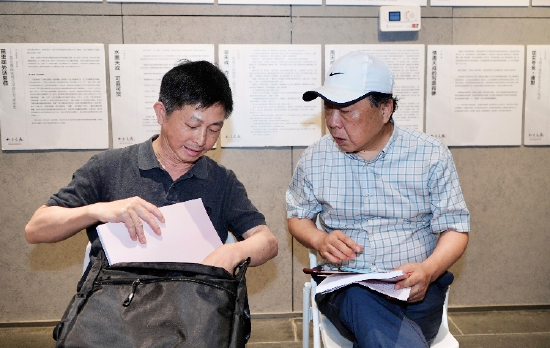 本文作者之一（右）与熊志中交流 范素丽/摄