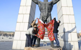 网曝长春文化广场裸男被穿花裤衩