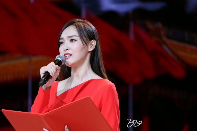 唐嫣出席配乐诗歌朗诵会 穿红裙气质动人