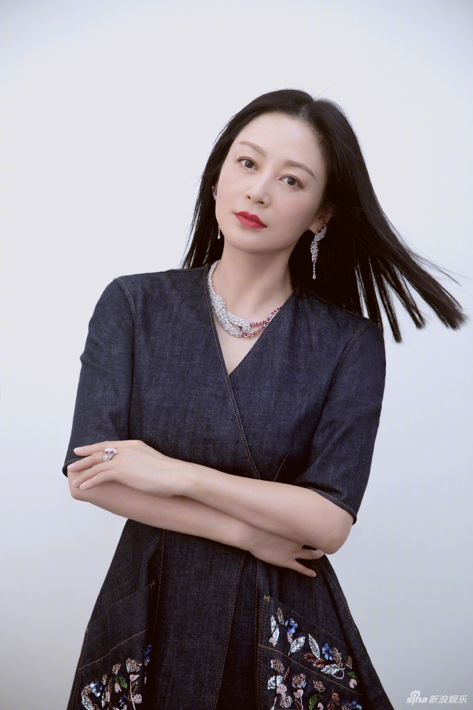 陈红出席活动造型图曝光 牛仔裙显年轻颜值依旧能打