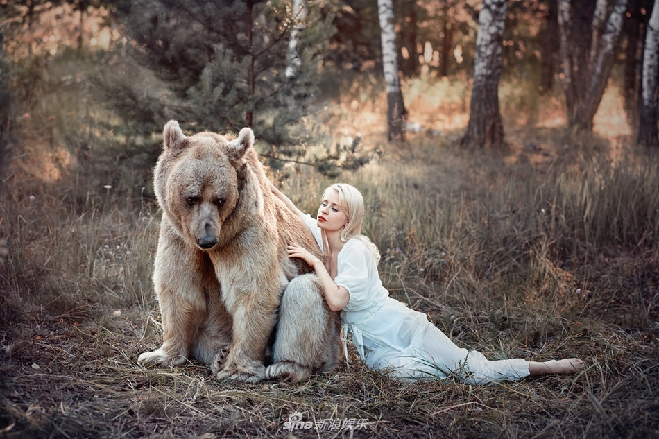 梦丽maria新写真被"熊抱" 唯美演绎美女与野兽