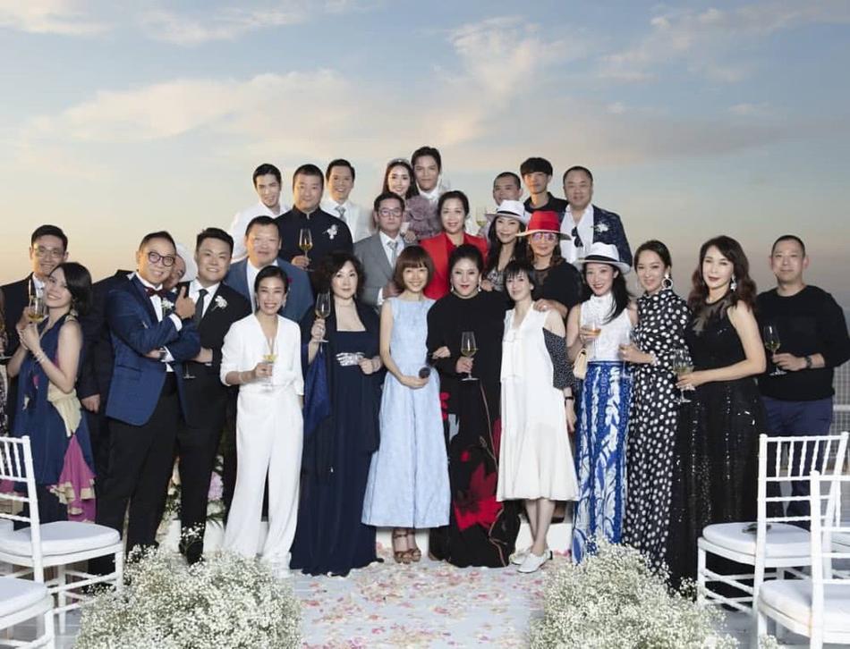 向佐郭碧婷婚礼大合照曝光 鲁豫站c位郭爸旁红衣女引关注