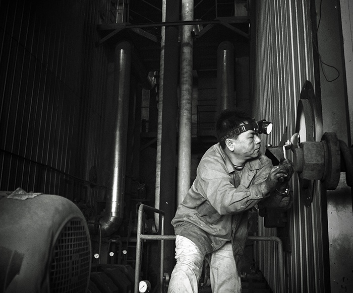 东岭公司司炉工在夏季检修中对锅炉进行保养维修