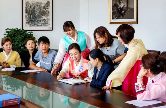延吉市东山小学校各族教师进行民族团结教育研讨.
