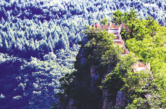 图们日光山今年五一期间,图们市各旅游景点共接待游客13.