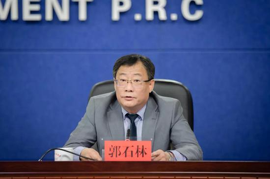 吉林省林业和草原局副局长,吉林省森林公安局局长郭石林介绍有关情况