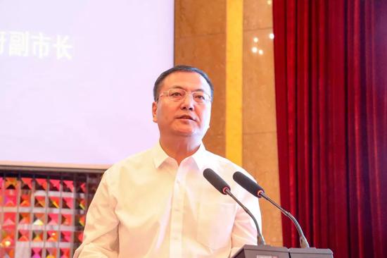 通化市副市长李东友介绍通化市的有关情况