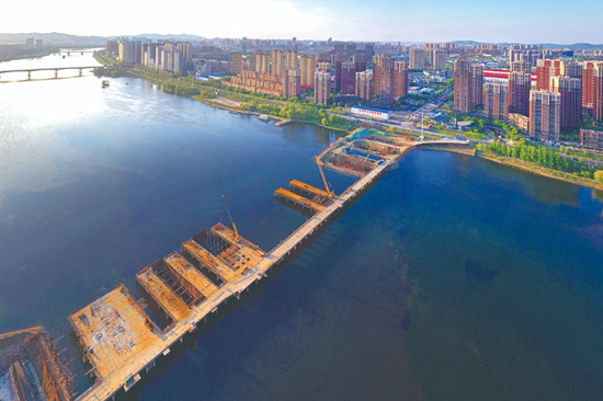 红旗大桥项目建设加紧施工.