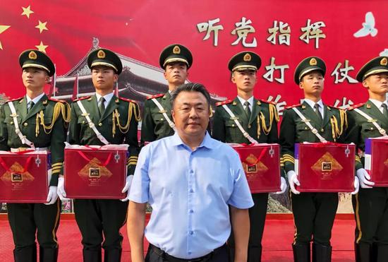 迪莉娅倾情慰问武警北京总队天安门中队