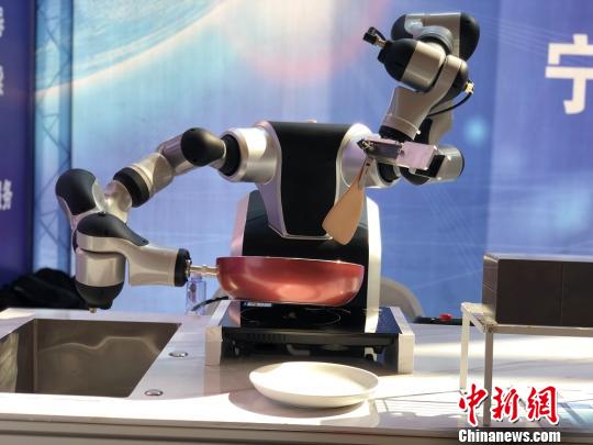 双臂协作机器人正在模拟炒菜颠勺动作. 潘沁文 摄