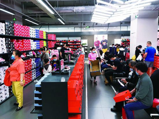 市民在商场里购物. 赵滨 摄