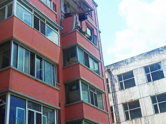 事发长春一小区:五楼更换窗户 六楼阳台突然坍塌