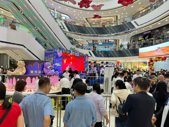 财富广场是年轻人的聚集地,来自上海的姚雷一家正在一家烧烤店用餐.