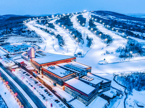 天定山滑雪场,雪质松软,粉雪如绸,初学者在这儿