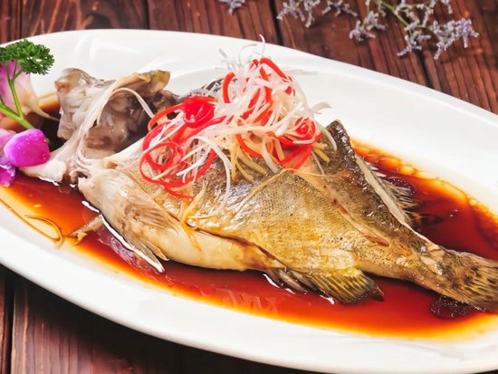 新浪吉林>旅游频道>本地旅游>正文全鱼宴煎粉锅包肉铁锅炖新兴园传统