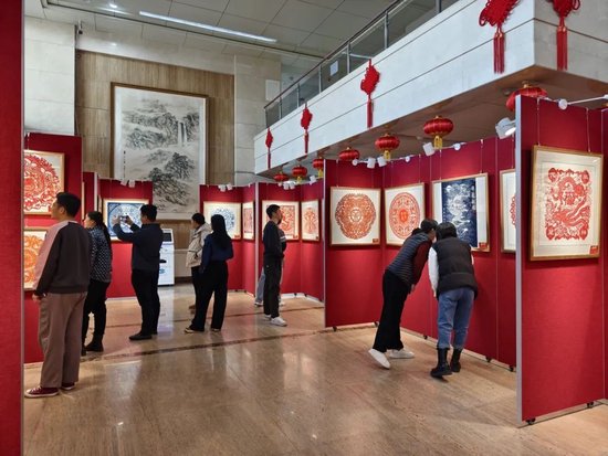 本次剪纸展汇集省内60余位剪纸艺术家和剪纸爱好者的92件(组)剪纸作品